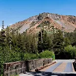 389 - Romantic Snowcreek Retreat Near Creek