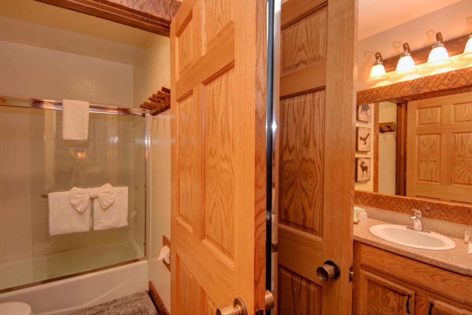 389 - Romantic Snowcreek Retreat Near Creek