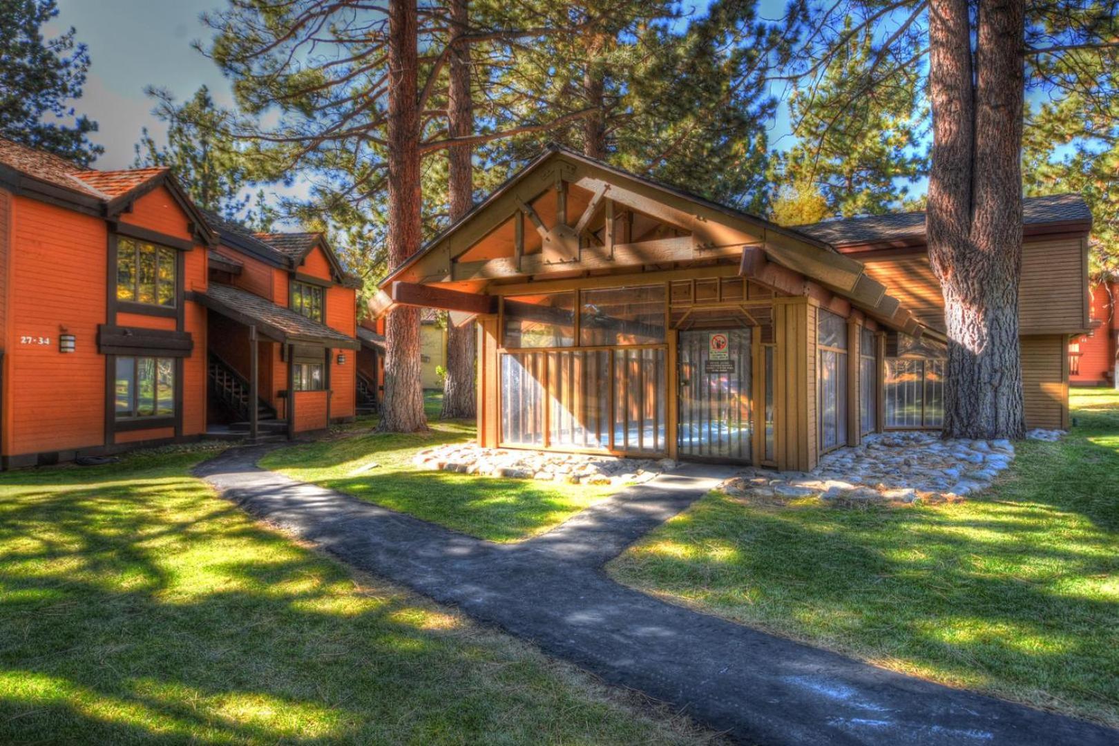 Apartment 389 - Romantic Snowcreek Retreat Near Creek *