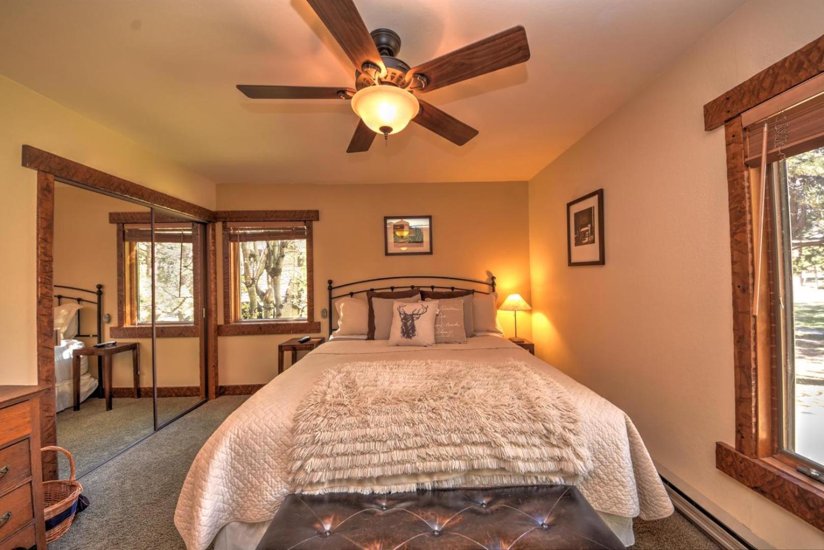 Apartment 389 - Romantic Snowcreek Retreat Near Creek